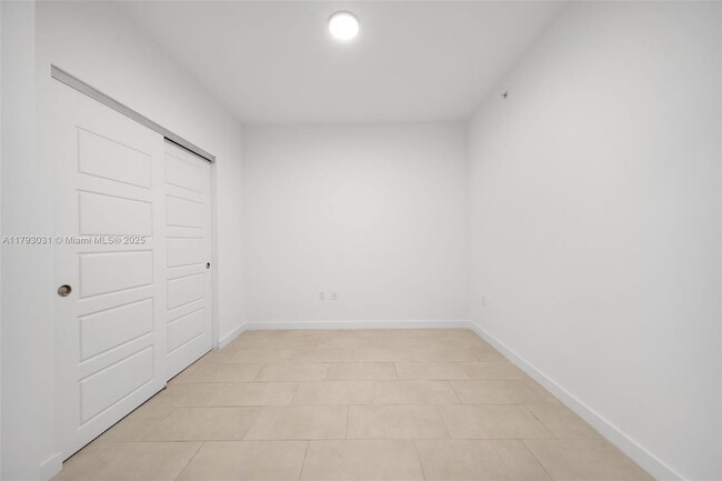 Building Photo - 2150 N Bayshore Dr