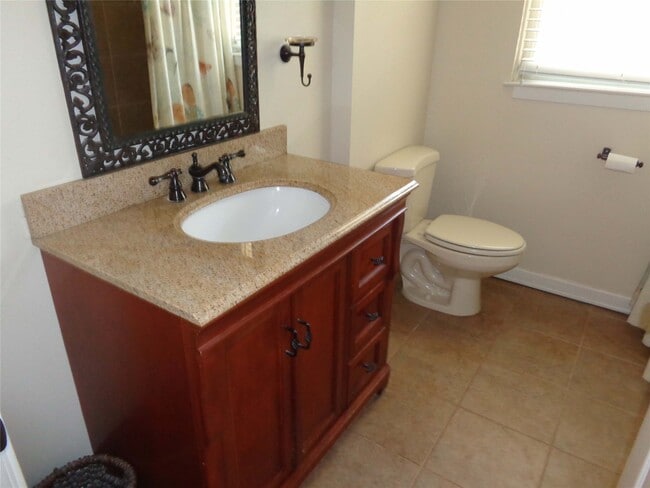 Building Photo - 1551 Hewitt Dr