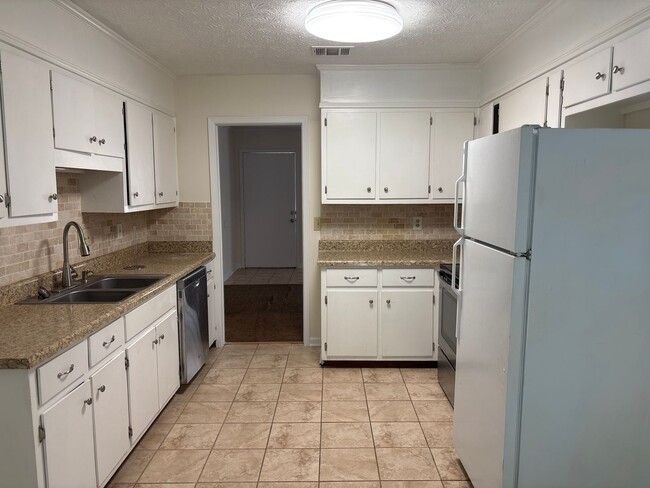 Building Photo - 5765 Hyde Park Dr