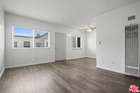 Building Photo - 115 N Oak St