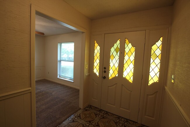 Building Photo - Oversized 4 bedroom 3 bath rental in Tyler...