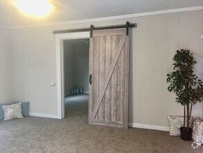 Building Photo - 1 Bed/ 1 Bath Duplex Apt