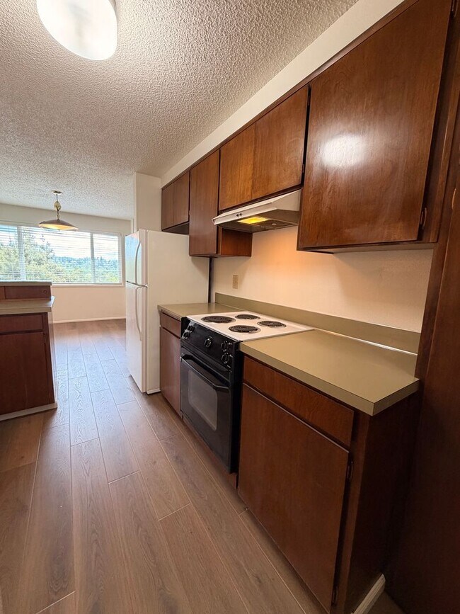 Building Photo - 2-Bedroom 1 1/2- bathroom Townhouse style duplex.
