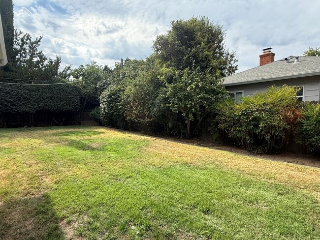 Building Photo - Spacious 3 bed 2 bath home available now!