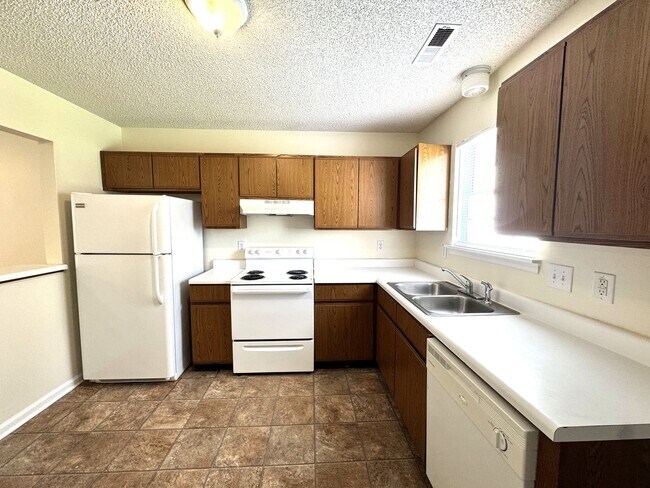 Building Photo - Adorable Duplex- Fenced Yard!