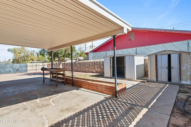 Building Photo - 200 S Maryland St