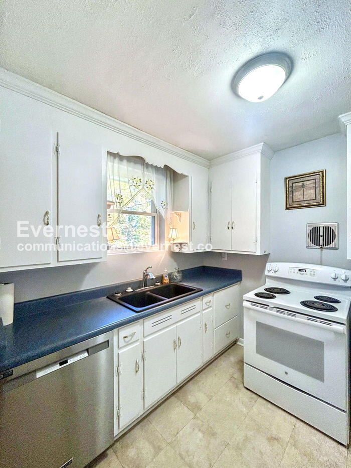 Building Photo - 2116 Oakwood Ln