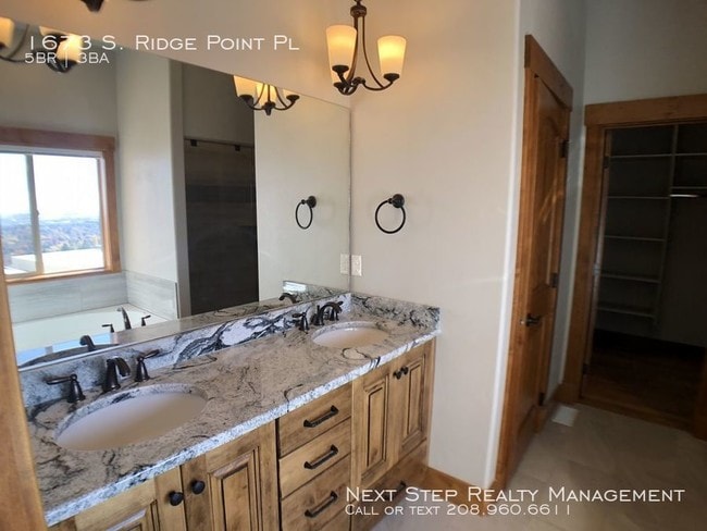 Building Photo - 5 bed 3 bath - Right Next to Table Rock