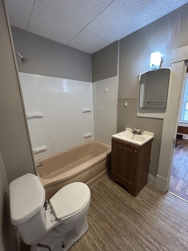 Building Photo - Just Remodeled! 2br/1ba - with Garage and Fenced-in Yard!