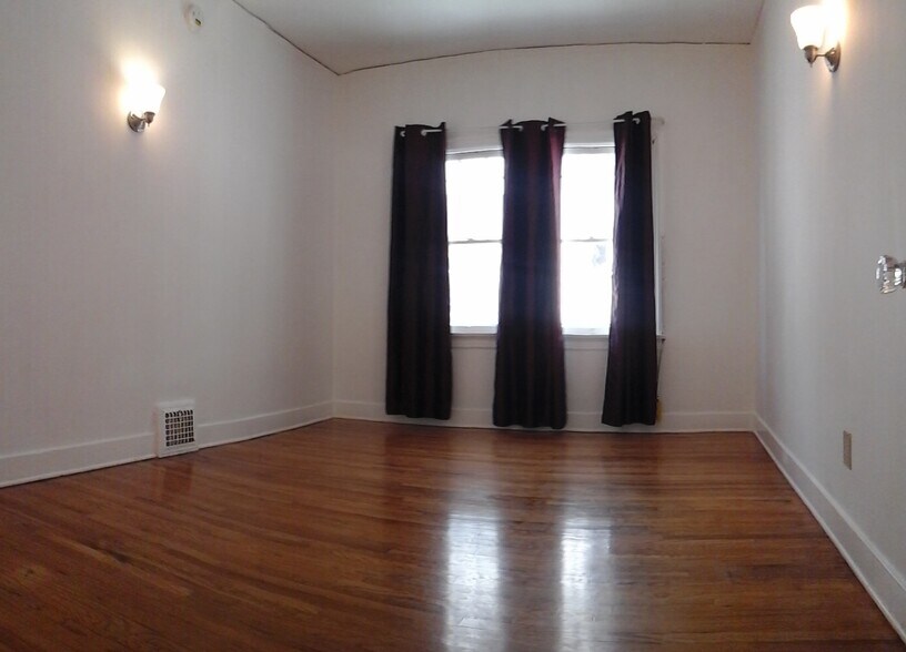 Building Photo - 427 N Genesee Ave