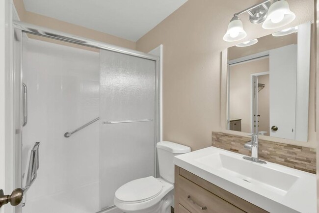 Building Photo - Updated 3 Bed 1.5 Bath Townhome