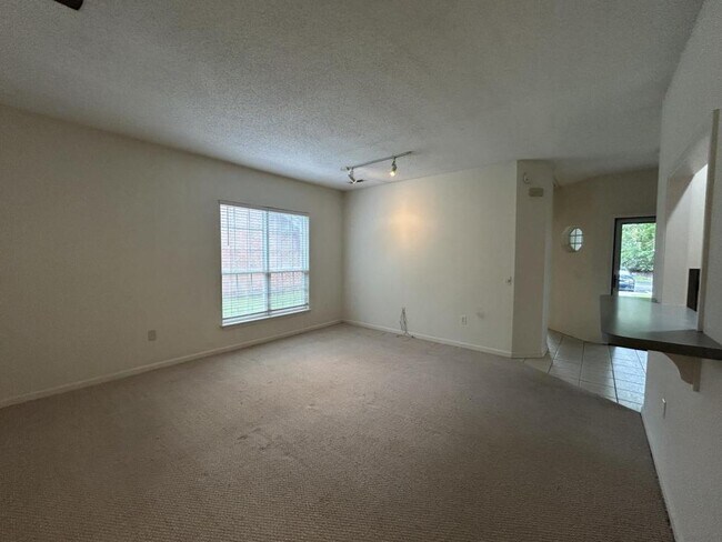 Building Photo - 1600 Sturdivant Dr