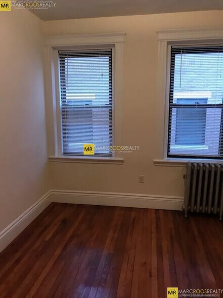 Building Photo - 27 Park Dr