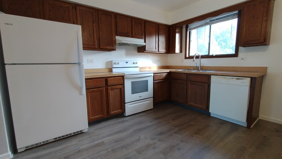 Building Photo - 1215 Whispering Hills Ct