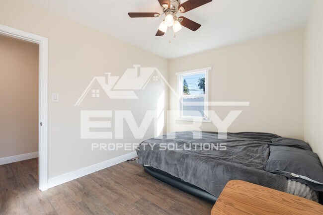 Building Photo - 920 E Elma St