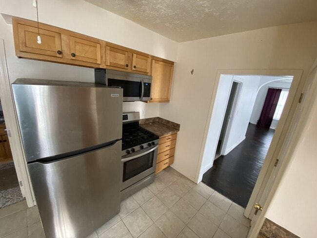 Building Photo - CENTRALLY LOCATED THREE BEDROOM HOUSE IN H...