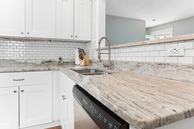 Building Photo - Renovated Bayview Beach Home!