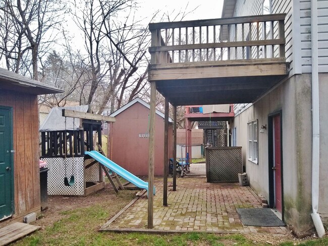 Building Photo - 2 Bed / 1-1/2 Bath Single Family Home Townhome