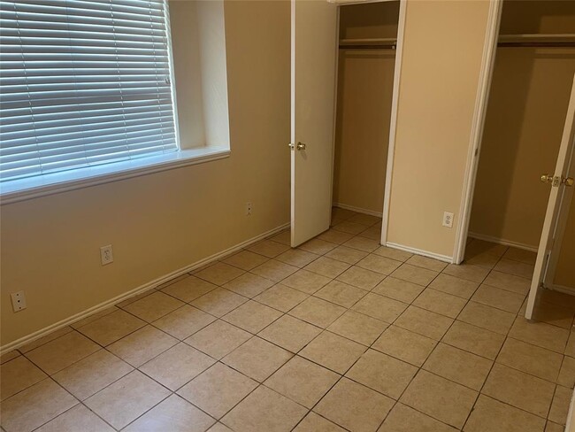 Building Photo - 5615 Gineridge Dr