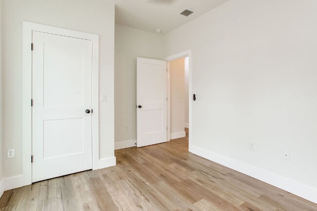 Building Photo - New Construction, 3 bed 3 bath near downtown!