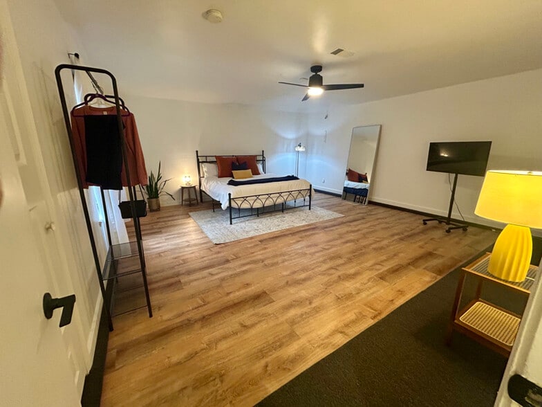 Building Photo - 2002 Oak Creek Ct