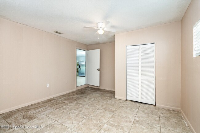 Building Photo - 935 S Varr Ave