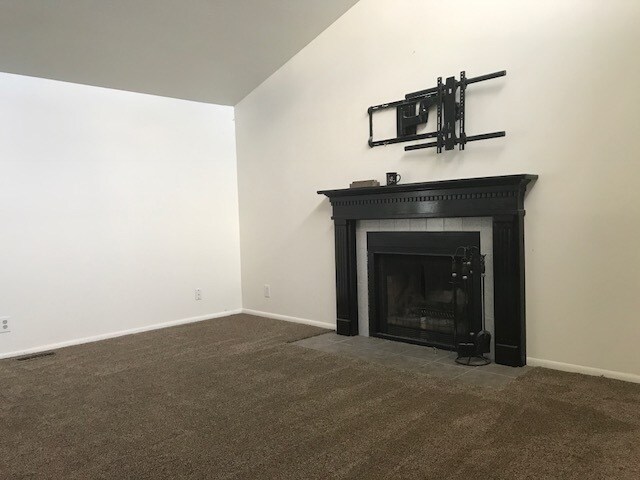 Building Photo - Spacious West Jordan Home w 2 car attached...