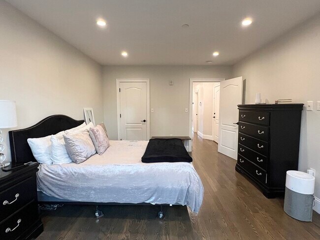 Building Photo - 498 Sumner St