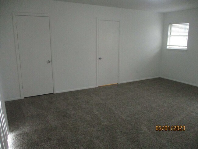 Building Photo - 212 Hallbrook Dr