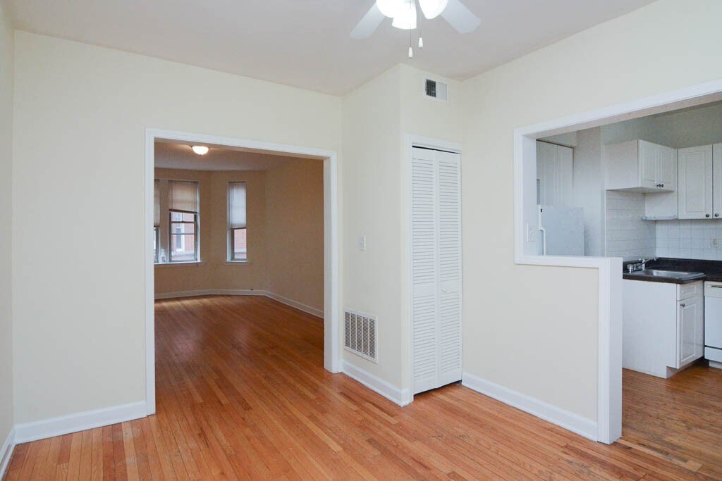 Building Photo - 557 W Aldine Ave