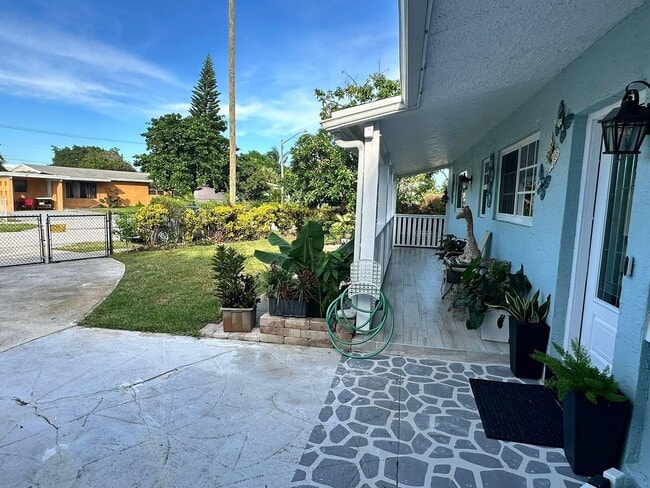 Building Photo - 104 NE 16th Ave