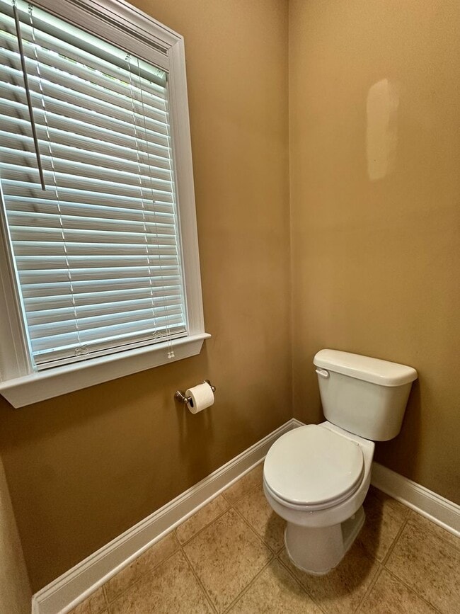 Building Photo - 3 bed/2 bath home with 1-car garage for re...