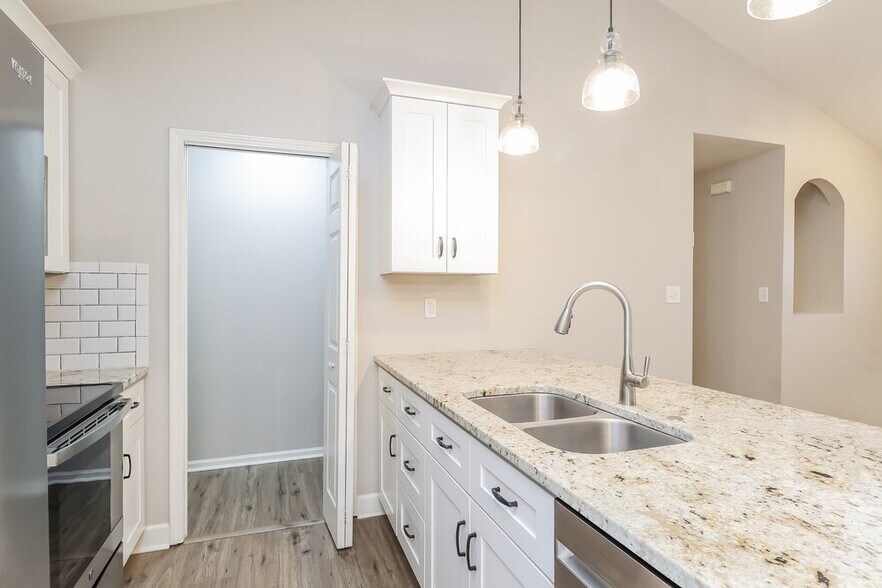 Building Photo - 518 White Oak Ln