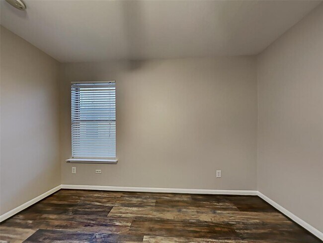Building Photo - 8110 Stagewood Dr