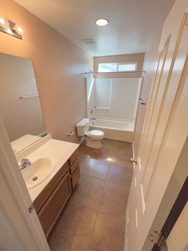 Building Photo - LEASE TODAY ! Available 5 bedroom! GREAT LOCATION!