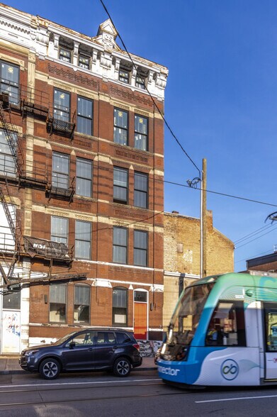 Building Photo - 1906 Elm St