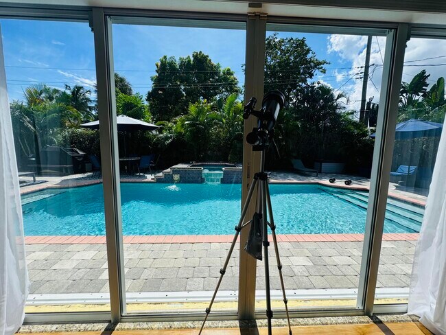 Building Photo - 1728 NE 40th St