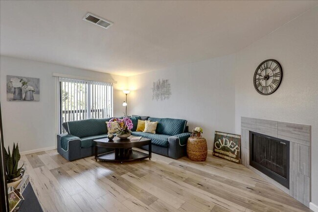 Building Photo - Remodeled unit with views