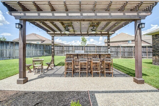 Building Photo - 25710 Oakwood Knoll Dr