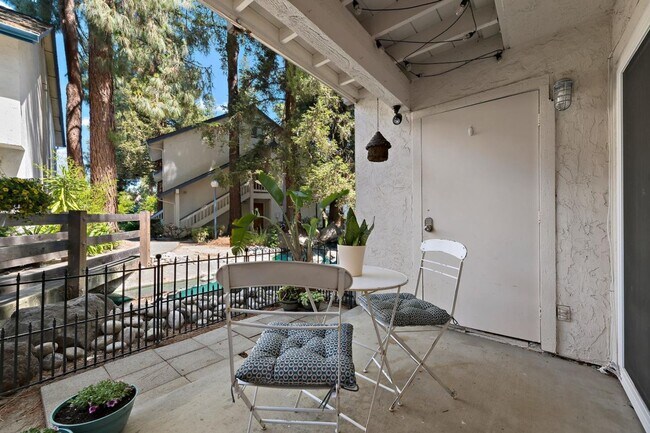 Building Photo - Modern Updated 1 Bedroom 1 Bath Condo with...