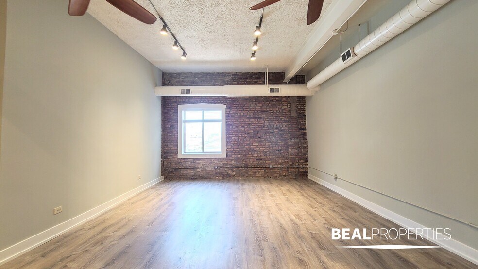 Building Photo - 2320 N Damen Ave