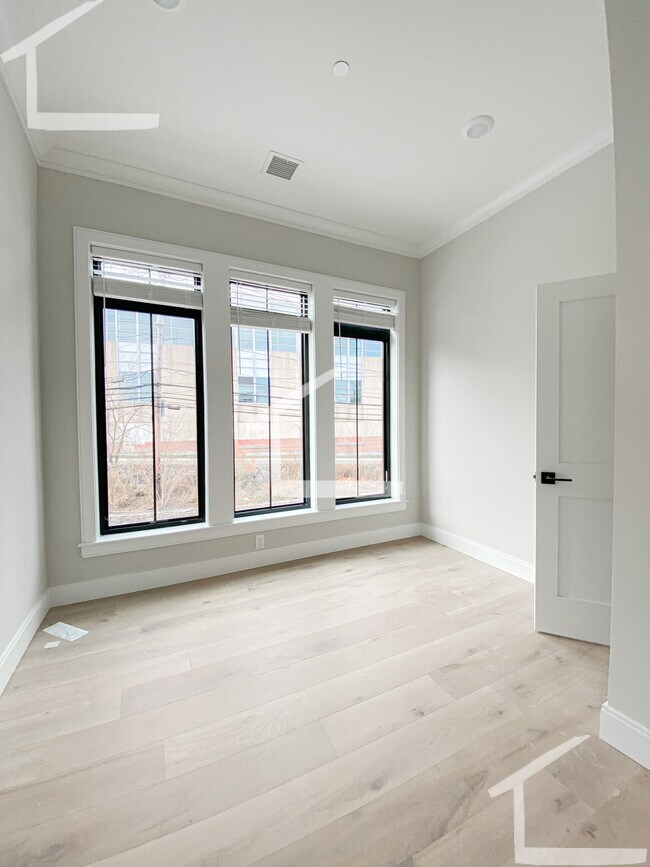 Building Photo - 157 Everett St