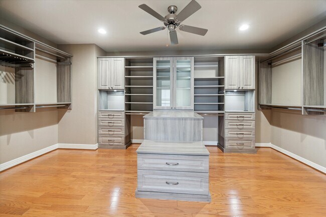 Building Photo - 5413 Lillian St