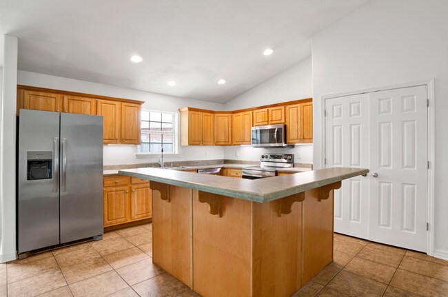 Building Photo - 3 Bedroom Scenic Heights Home