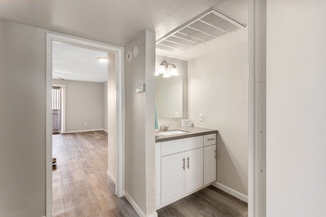 A1 Renovated - 1 Bed 1 Bath - Rise Thunderbird