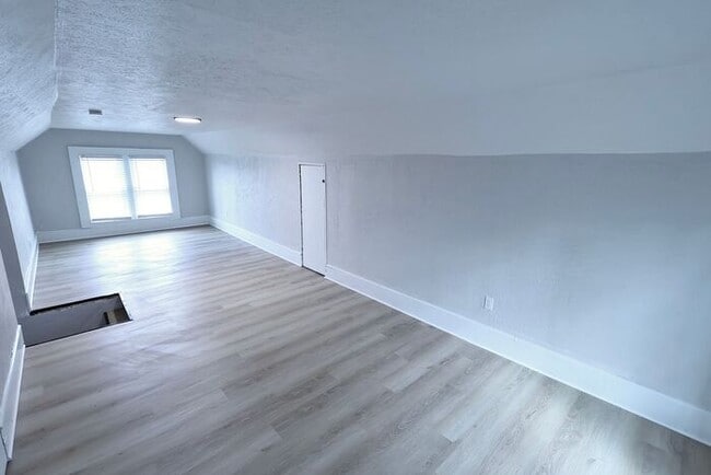 Building Photo - 686 East Ave