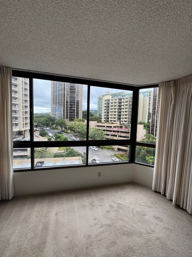 Building Photo - 2 bed 2 bath, 2 Reserved Parking at Nuuanu...