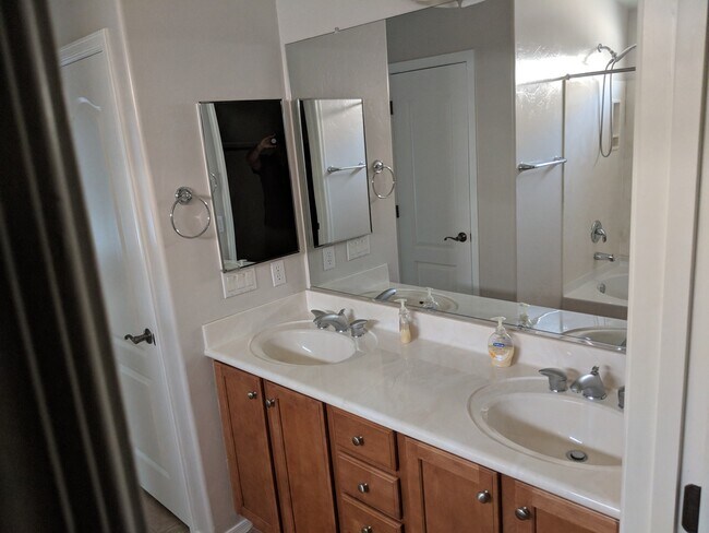 Building Photo - 3 Bedroom 2 Bath Rental.