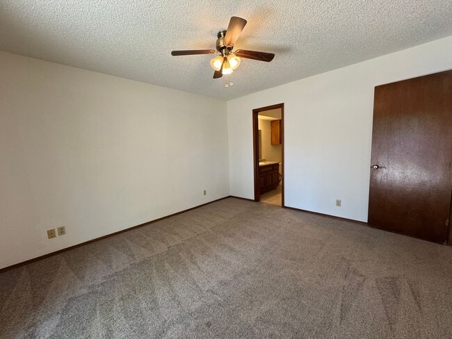 Building Photo - 3 bedroom 2 full bathroom Duplex home in B...