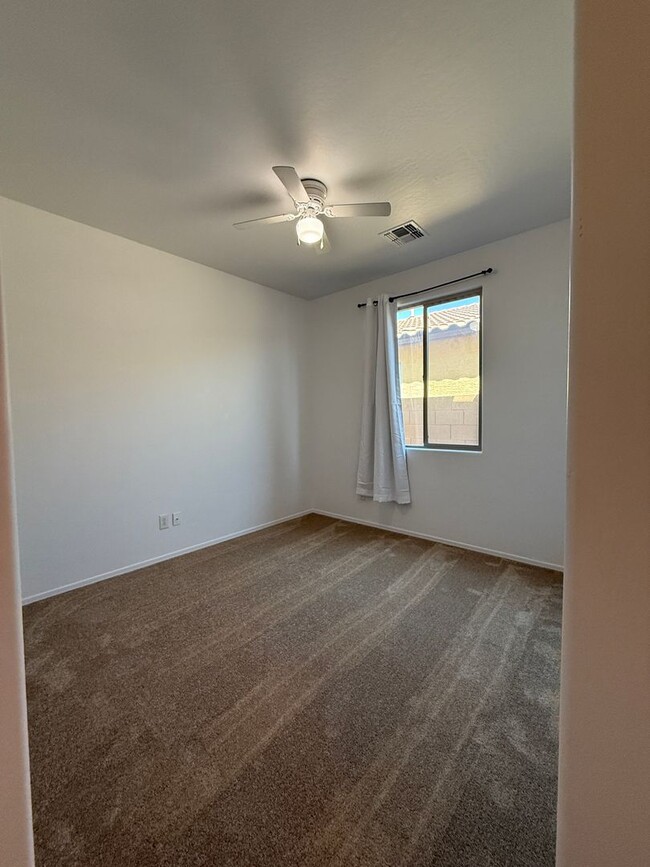 Building Photo - Laveen, Gated Community, 3 bed, 2 bath Gre...